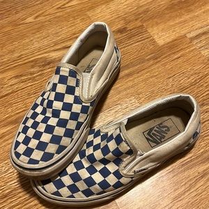 Loved these shoes. A good shoe to have and not worry about getting dirty!!